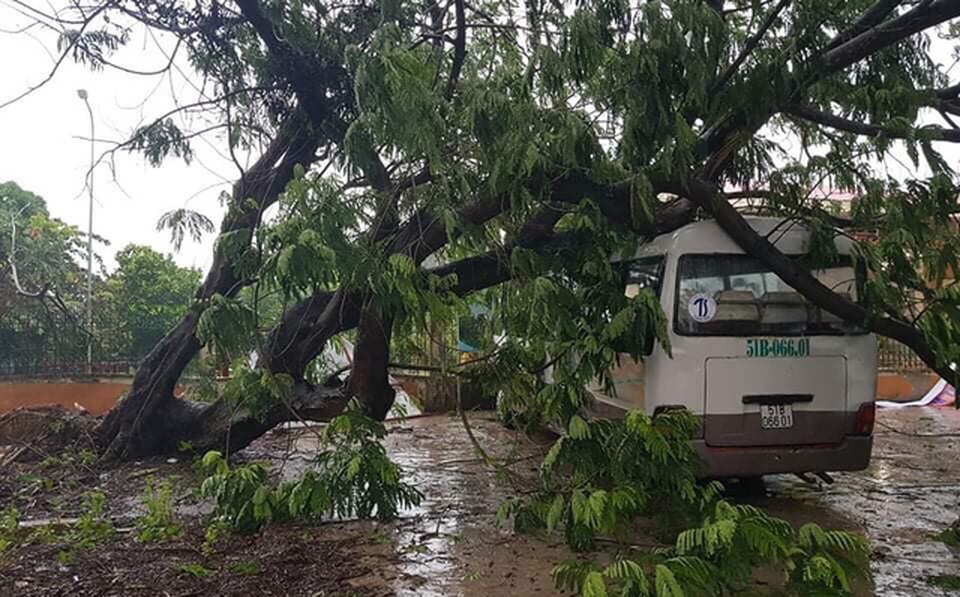 Sài Gòn ngập khắp nơi, cây đổ đè người đi đường tử vong - 23 Sài Gòn ngập khắp nơi, cây đổ đè người đi đường tử vong - 23