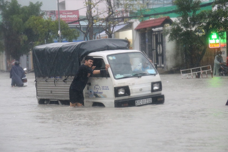 Sài Gòn ngập khắp nơi, cây đổ đè người đi đường tử vong - 15 Sài Gòn ngập khắp nơi, cây đổ đè người đi đường tử vong - 15