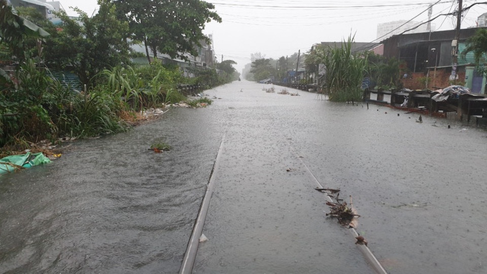 Sài Gòn ngập khắp nơi, cây đổ đè người đi đường tử vong - 13 Đường sắt Bắc Nam đoạn qua quận Thủ Đức bị ngập sâu