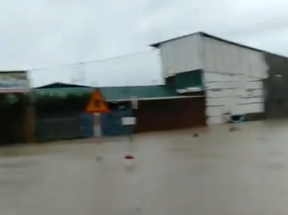Mưa lớn khiến Nam Cam Ranh ngập nặng, đường đi miền núi tê liệt - 1 Nhiều nhà dân ven quốc lộ 1 đoạn qua TP Cam Ranh bị ngập nặng sáng nay 25/11 (Ảnh: cắt từ clip người dân)