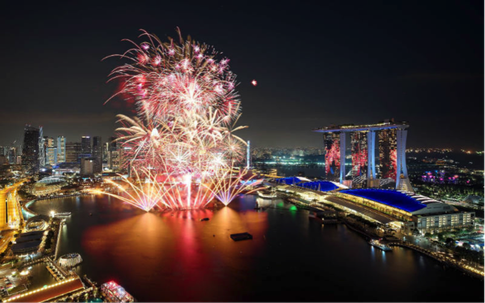 Khi đồng hồ điểm 12 giờ, những người có mặt ở lễ đếm ngược sẽ được thưởng thức màn pháo hoa ngoạn mục trải dài theo đường chân trời của Vịnh Marina.