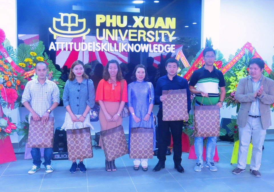 Trường Đại học Phú Xuân kỷ niệm 15 năm “Ngày trở về” - 3
Cũng trong dịp này, nhà trường đã tặng quà, vinh danh cựu sinh viên có nhiều đóng góp cho trường ĐH Phú Xuân