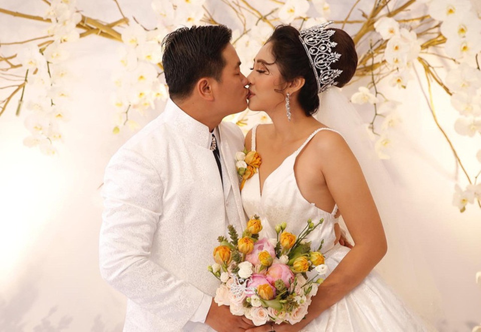 Đặng Thu Thảo ngọt ngào hôn chồng trong ngày cưới