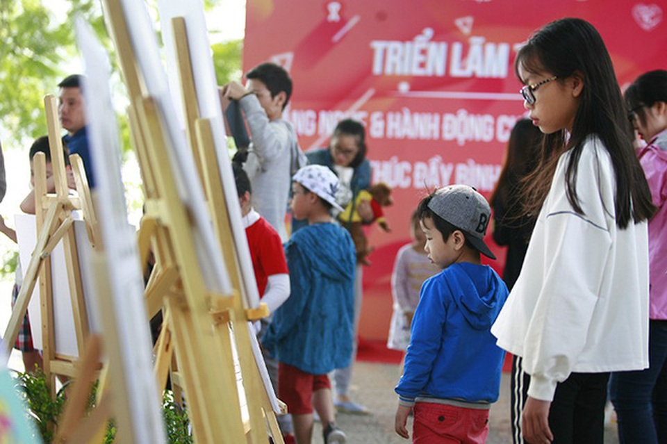 Hàng trăm bạn trẻ cùng nhảy vì sự tử tế, chống bạo lực trên phố đi bộ - 4 Triển lãm ảnh “Lắng nghe và Hành động chấm dứt bạo lực giới, thúc đẩy bình đẳng giới ”