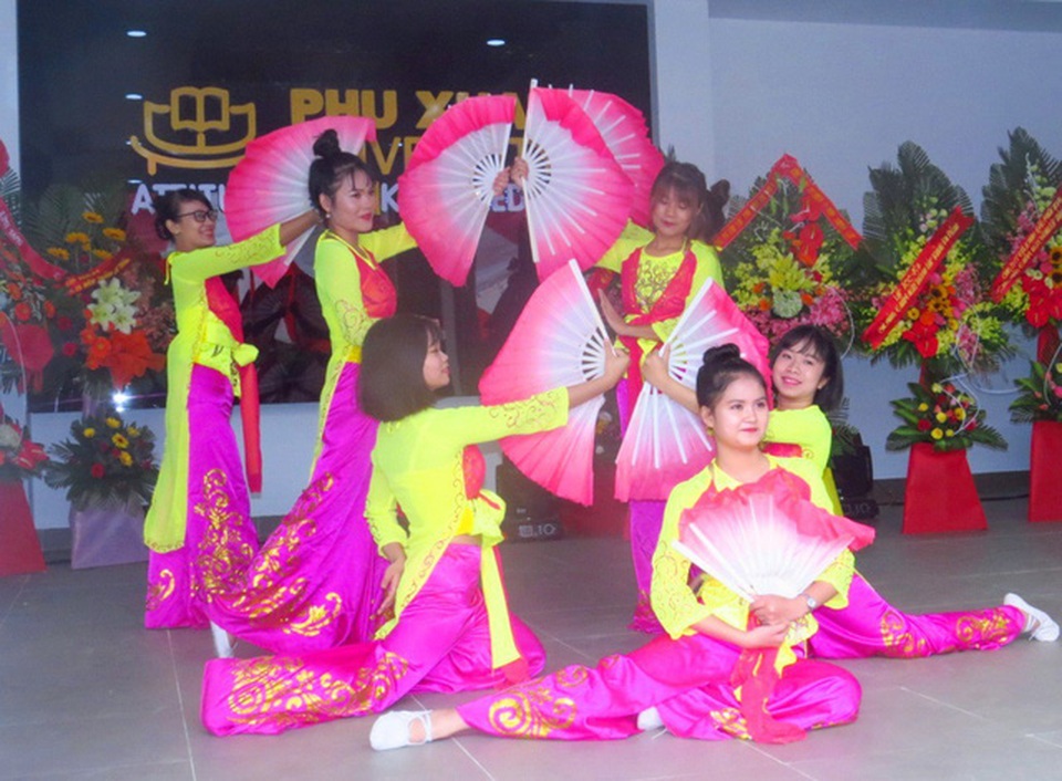 Trường Đại học Phú Xuân kỷ niệm 15 năm “Ngày trở về” - 1 Những tiết mục văn nghệ đặc sắc của sinh viên Trường ĐH Phú Xuân chào mừng buổi lễ