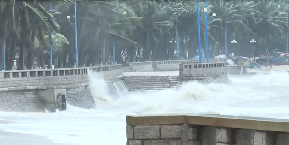 Sóng biển vẫn mạnh chưa có dấu hiệu giảm