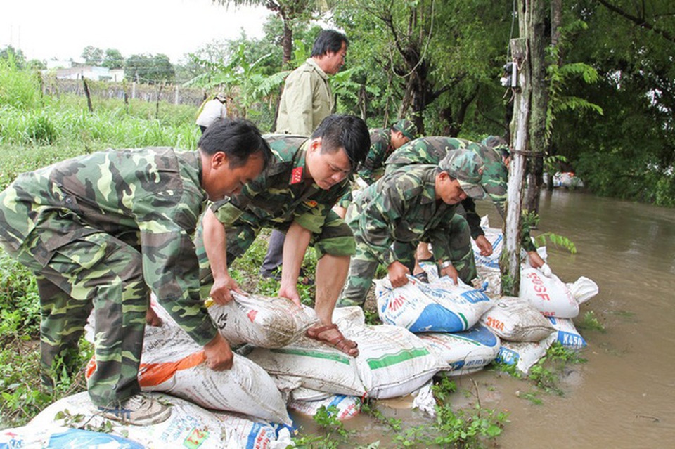 Vất vả chạy lũ sau bão số 9 - 5 Giúp nhân dân đắp đê ngăn nước lũ