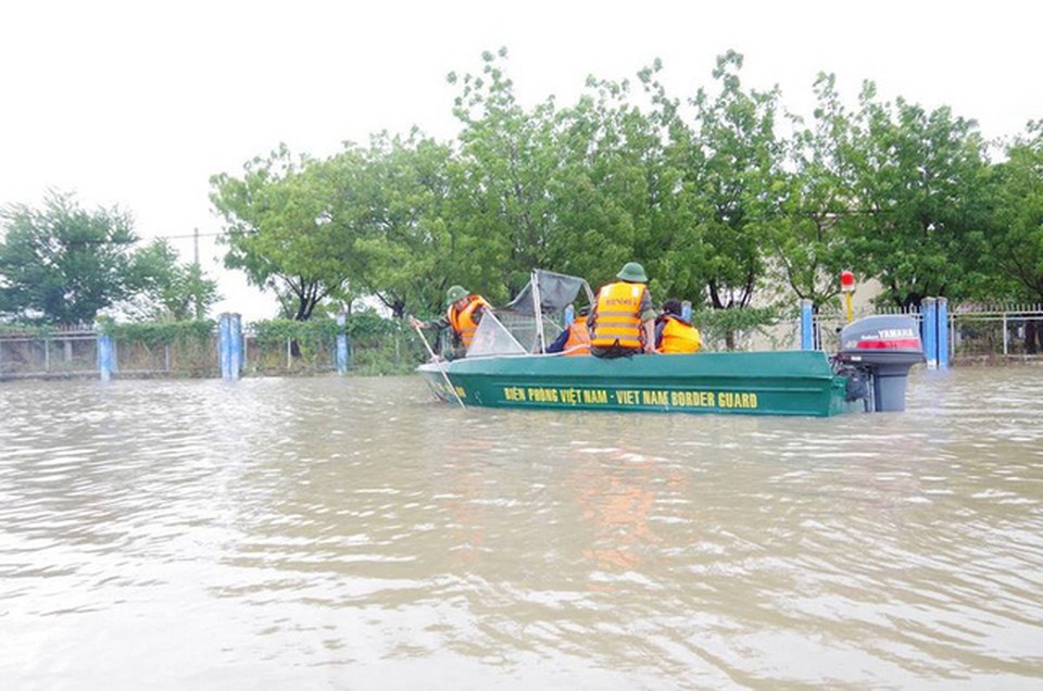 Vất vả chạy lũ sau bão số 9 - 14 Đảm bảo không để người dân kẹt lại trong rốn lũ