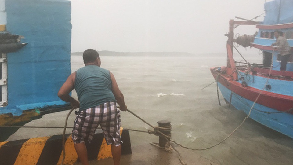 Một ngày căng mình chống bão ở xã đảo “nội bất xuất, ngoại bất nhập” - 9
Tại cầu cảng ngay UBND xã người dân cũng căng mình chằng néo cứu tàu