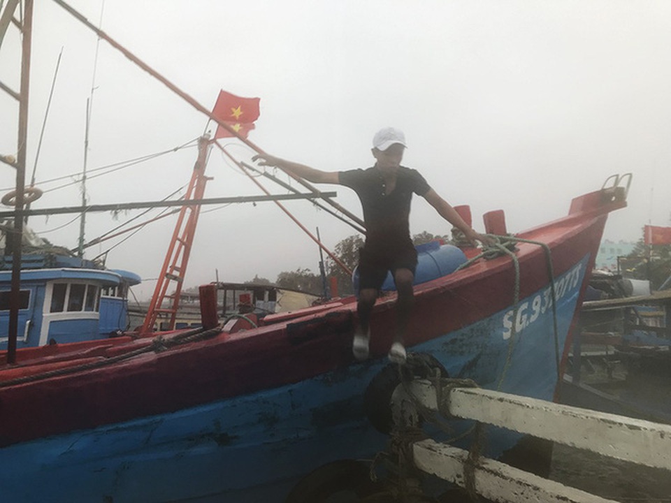 Một ngày căng mình chống bão ở xã đảo “nội bất xuất, ngoại bất nhập” - 10
Không khí chạy đua với bão rất khẩn trương ở xã đảo.