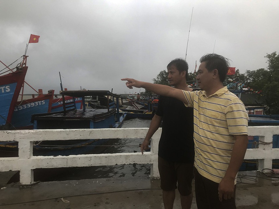 Một ngày căng mình chống bão ở xã đảo “nội bất xuất, ngoại bất nhập” - 11
Ông Huỳnh Anh Tuấn, Chủ tịch- Bí thư xã Thạnh An (áo vàng) trực tiếp chỉ đạo công tác phòng chống bão. Ông Tuấn cho biết chưa ghi nhận trường hợp đáng tiếc nào về người và của.