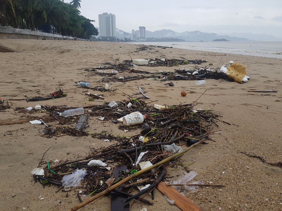 Nha Trang: Bãi biển bị rác từ thượng nguồn "tấn công" sau mưa lũ - 1 Nha Trang: Bãi biển bị rác từ thượng nguồn "tấn công" sau mưa lũ - 1