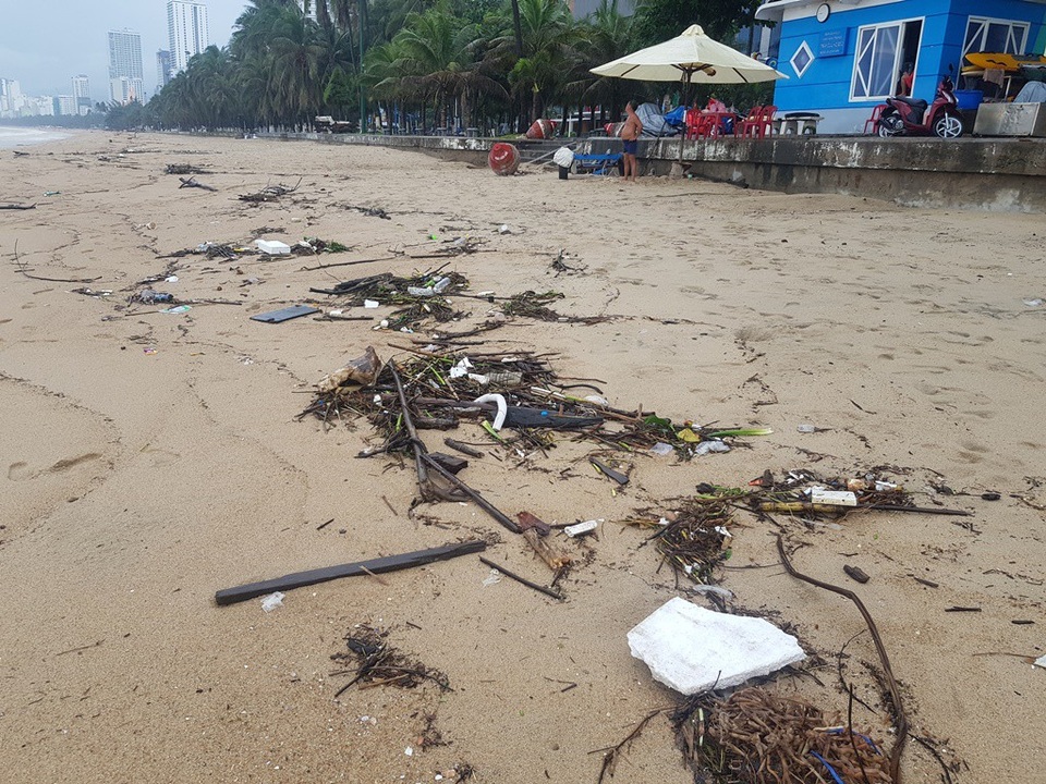 Nha Trang: Bãi biển bị rác từ thượng nguồn "tấn công" sau mưa lũ - 2 Nha Trang: Bãi biển bị rác từ thượng nguồn "tấn công" sau mưa lũ - 2