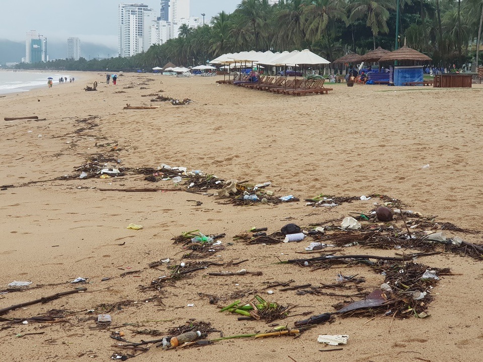 Nha Trang: Bãi biển bị rác từ thượng nguồn "tấn công" sau mưa lũ - 7 Nha Trang: Bãi biển bị rác từ thượng nguồn "tấn công" sau mưa lũ - 7