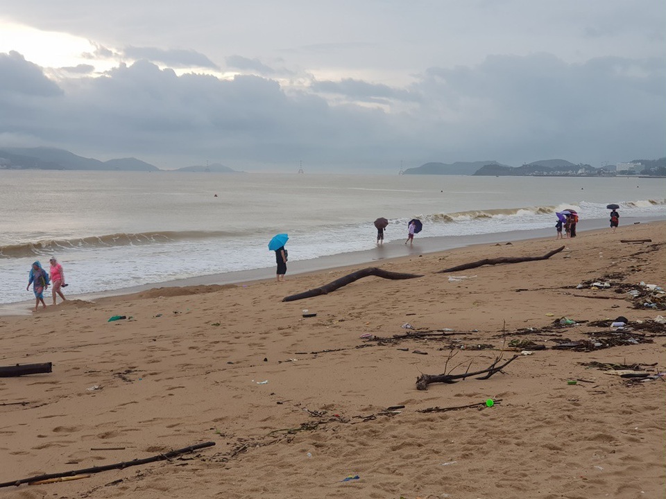 Nha Trang: Bãi biển bị rác từ thượng nguồn "tấn công" sau mưa lũ - 6 Nha Trang: Bãi biển bị rác từ thượng nguồn "tấn công" sau mưa lũ - 6