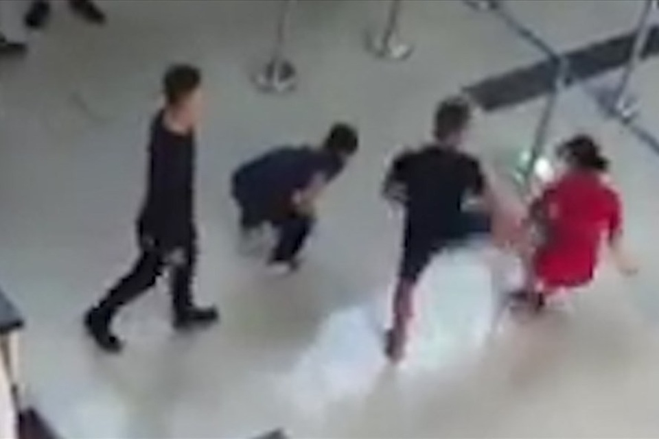 
Đối tượng tát và đạp ngã nữ nhân viên hàng không. Ảnh cắt từ clip
