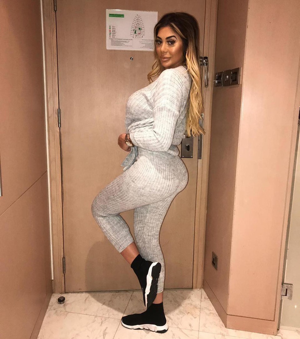 Gương mặt cứng đơ của sao "nghiện dao kéo" Chloe Ferry - 11
Chloe phớt lờ những chỉ trích về việc gương mặt toàn toàn thiếu tự nhiên trong thời gian này.