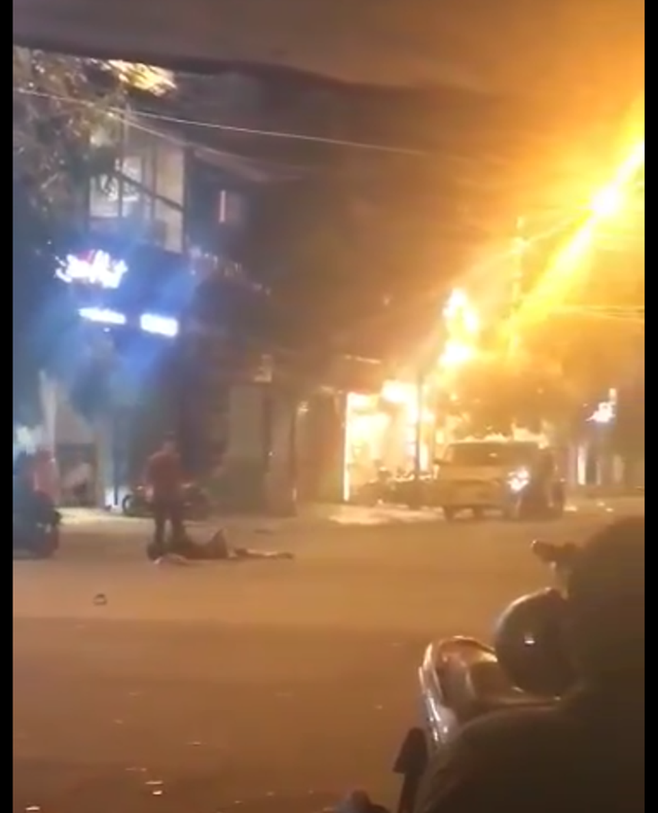 Hai nhóm thanh niên hỗn chiến, một người bị đâm trọng thương - 2 Một thanh niên bị đâm gục tại chỗ (ảnh cắt từ clip)