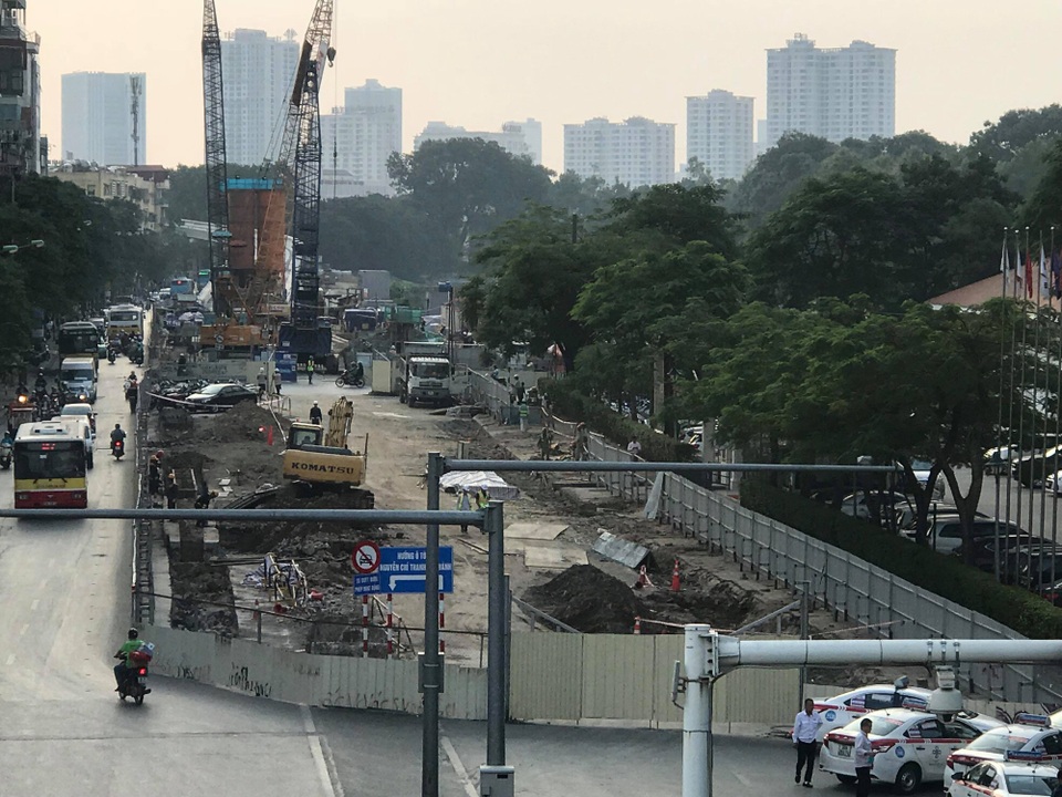 Rà bom mìn, di dời 11 cây xanh phục vụ tuyến metro Hà Nội - 2
Hàng cây xanh trước cổng khác sạn Daewoo đã được đánh chuyển và chặt hạ