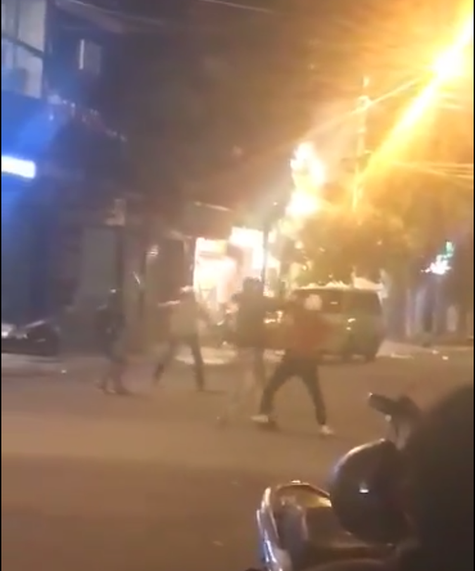 Hai nhóm thanh niên hỗn chiến, một người bị đâm trọng thương - 1 Hai nhóm thanh niên đánh, chém nhau loạn xạ giữa đường phố (ảnh cắt từ clip)