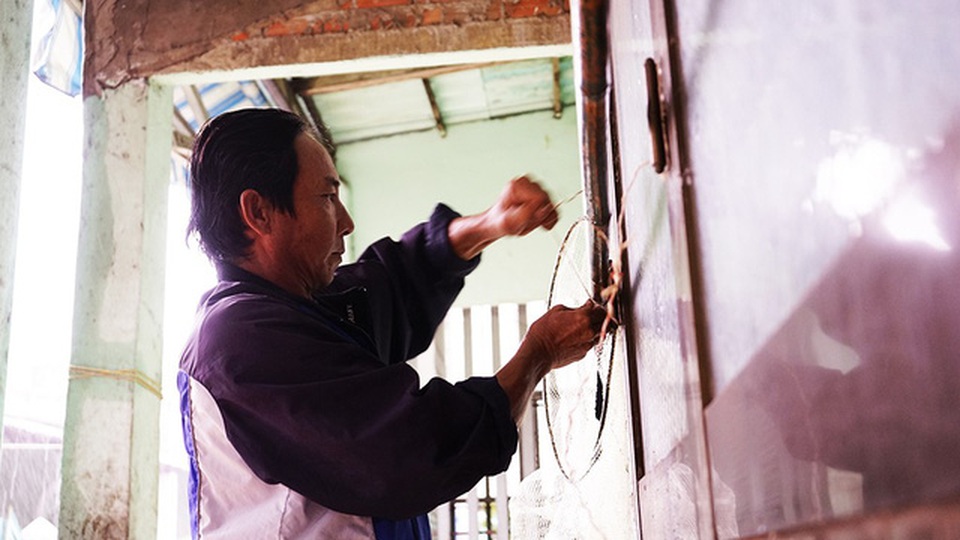 Một ngày căng mình chống bão ở xã đảo “nội bất xuất, ngoại bất nhập” - 5 Một số gia đình gia cố lại nhà cửa