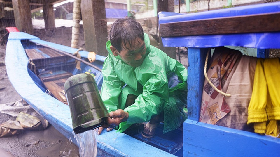 Một ngày căng mình chống bão ở xã đảo “nội bất xuất, ngoại bất nhập” - 7 Mặc trời mưa lớn, người dân lo sợ tàu ghe bị chìm nên bất chấp lao ra tát nước.