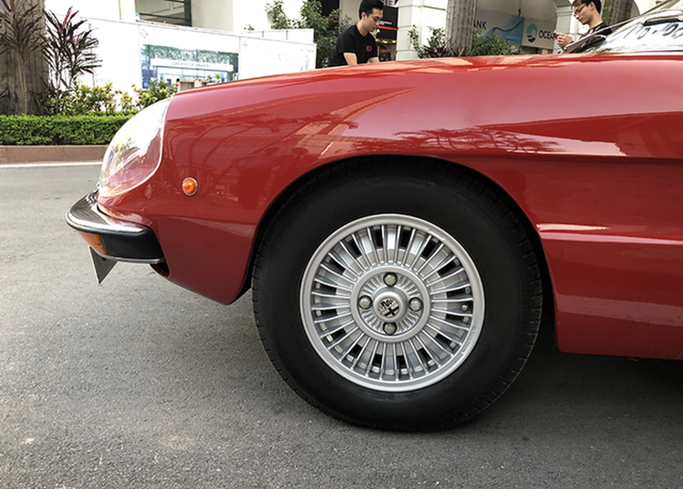 "Soi" chi tiết những chiếc xe cổ từ Hồng Kông tới Hà Nội - 19 "Soi" chi tiết những chiếc xe cổ từ Hồng Kông tới Hà Nội - 19