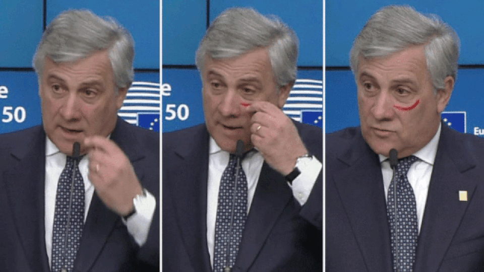 Quan chức EU vẽ son lên mặt giữa cuộc họp - 1 Chủ tịch Nghị viện châu Âu Antonio Tajani vẽ một đường cong bằng son đỏ lên mặt (Ảnh: EVN)