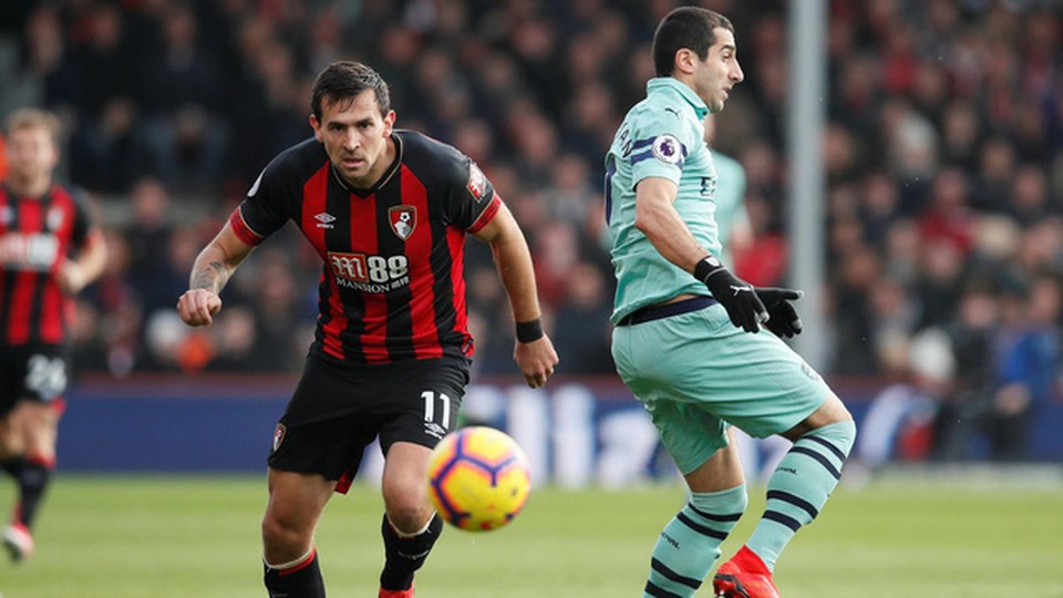 Những khoảnh khắc may mắn của Arsenal tại Vitality Stadium - 5
Tiền vệ Charlie Daniels của Bournemouth qua mặt Mkhitaryan