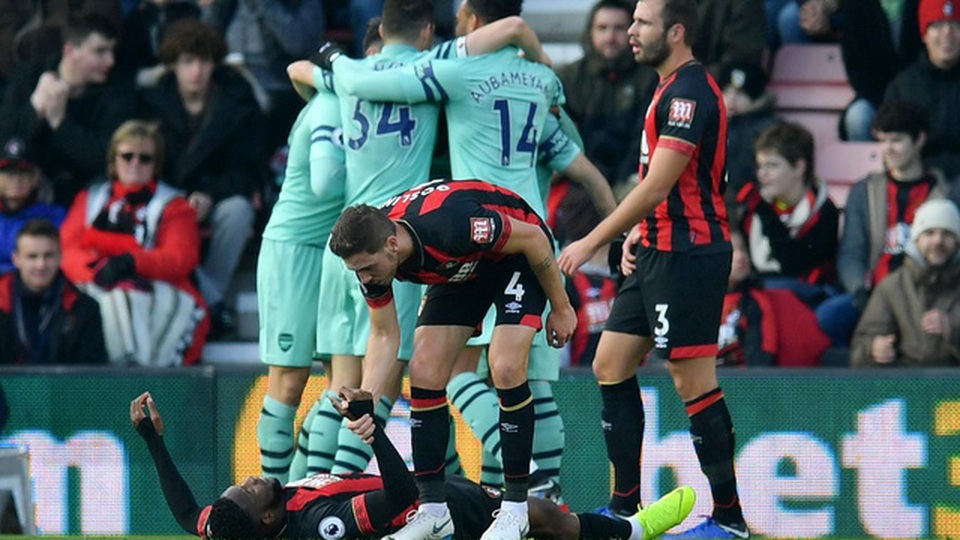 Những khoảnh khắc may mắn của Arsenal tại Vitality Stadium - 8
Đồng đội kéo Lerma đứng dậy sau khi cầu thủ số 8 của đội chủ nhà tạo ra một pha phản lưới