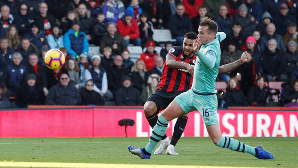 Những khoảnh khắc may mắn của Arsenal tại Vitality Stadium - 10
King bất ngờ gỡ hòa cho Bournemouth ở cuối hiệp một bằng một pha dứt điểm xuất thần