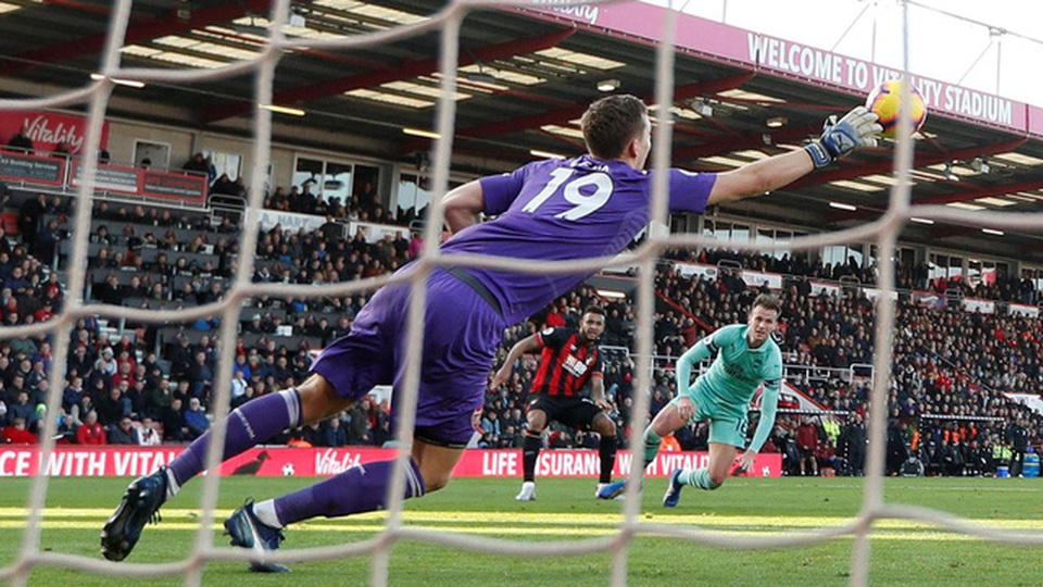 Những khoảnh khắc may mắn của Arsenal tại Vitality Stadium - 11
Leno không thể cản phá trước pha dứt điểm xuất thần của King