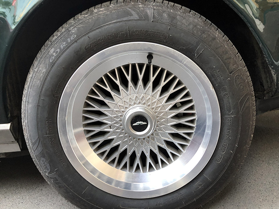 "Soi" chi tiết những chiếc xe cổ từ Hồng Kông tới Hà Nội - 27 "Soi" chi tiết những chiếc xe cổ từ Hồng Kông tới Hà Nội - 27