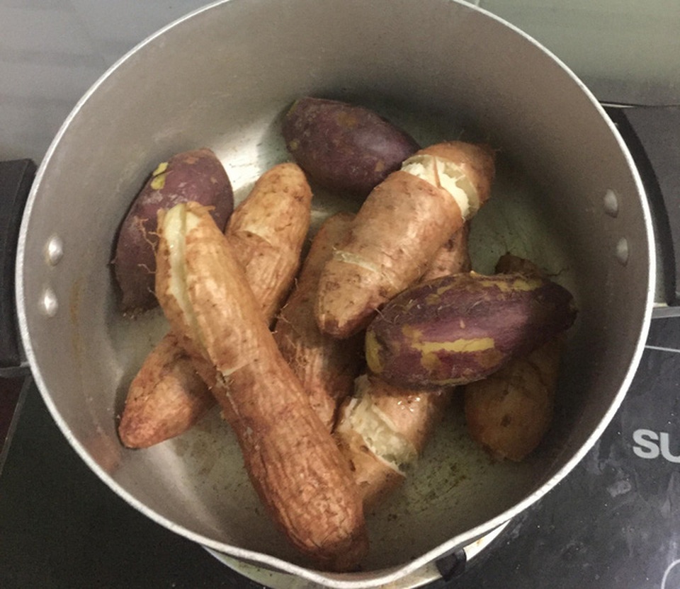 Cô dâu, chú rể thót tim trong đám cưới chạy bão ở Vũng Tàu - 3 Bữa cơm tối của chuyên gia trang điểm Lê Điều trong những ngày bão số 9