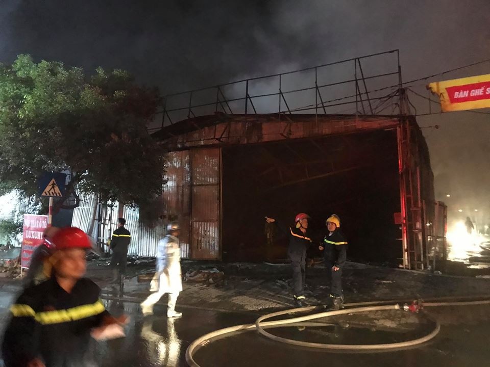 Hà Nội: Gara ô tô bùng cháy dữ dội trong đêm - 4 Hà Nội: Gara ô tô bùng cháy dữ dội trong đêm - 4
