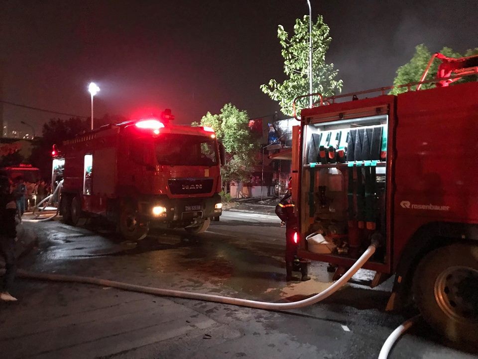 Hà Nội: Gara ô tô bùng cháy dữ dội trong đêm - 6 Hà Nội: Gara ô tô bùng cháy dữ dội trong đêm - 6