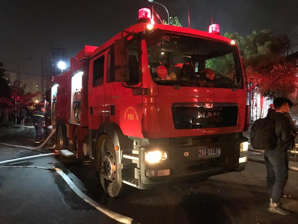 Hà Nội: Gara ô tô bùng cháy dữ dội trong đêm - 7 Hà Nội: Gara ô tô bùng cháy dữ dội trong đêm - 7