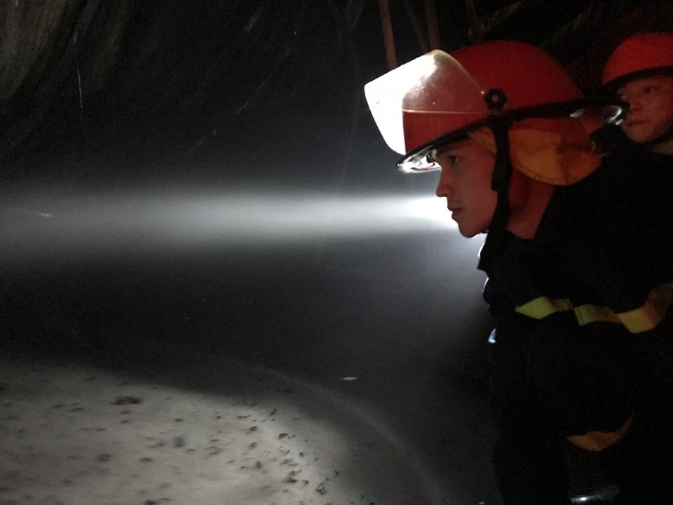 Hà Nội: Gara ô tô bùng cháy dữ dội trong đêm - 18 Hà Nội: Gara ô tô bùng cháy dữ dội trong đêm - 18