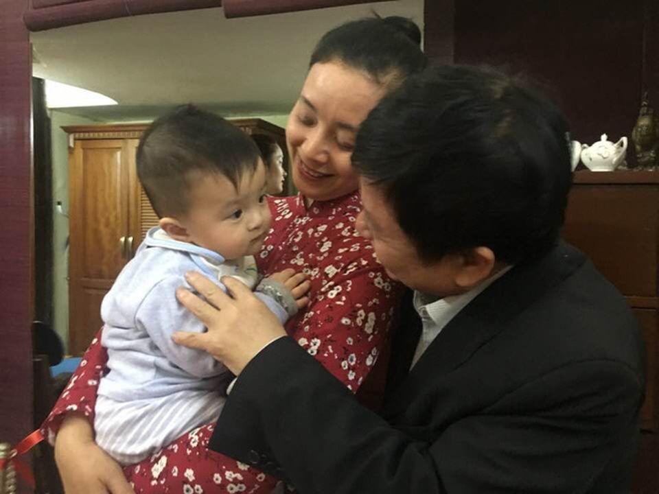 NSƯT Chiều Xuân: “Từ khi lên chức bà ngoại, tôi dễ nhạy cảm, dễ nước mắt” - 2 Vợ chồng nghệ sĩ Chiều Xuân - nhạc sĩ Đỗ Hồng Quân rất cưng chiều cháu ngoại.
