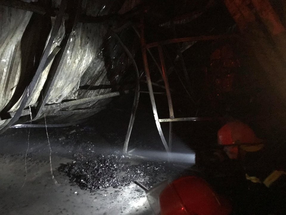 Hà Nội: Gara ô tô bùng cháy dữ dội trong đêm - 19 Hà Nội: Gara ô tô bùng cháy dữ dội trong đêm - 19