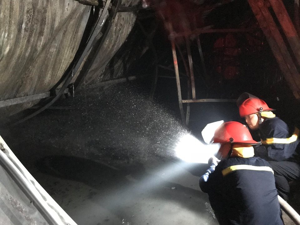 Hà Nội: Gara ô tô bùng cháy dữ dội trong đêm - 20
Quang cảnh đổ nát bên trong gara ô tô sau vụ hoả hoạn