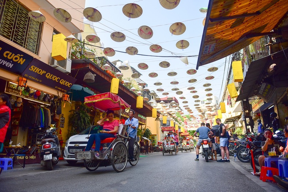 Độc đáo con đường nón lá ở phố cổ Hà Nội - 5
Con phố Đào Duy Từ dài hơn 200m, khi trang trí nón lá có cảm giác giống như Hội An thu nhỏ.