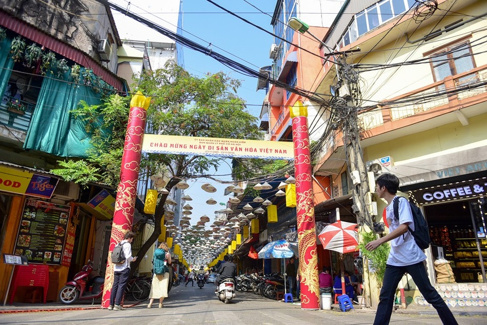 Độc đáo con đường nón lá ở phố cổ Hà Nội - 1
Trong khuôn khổ lễ kỉ niệm 13 năm Ngày Di sản Văn hóa Việt Nam (23/11/2005 - 23/11/2018), phố Đào Duy Từ được trang trí bằng hàng nghìn chiếc nón lá treo trên cao tạo ra không gian rất đặc biệt.