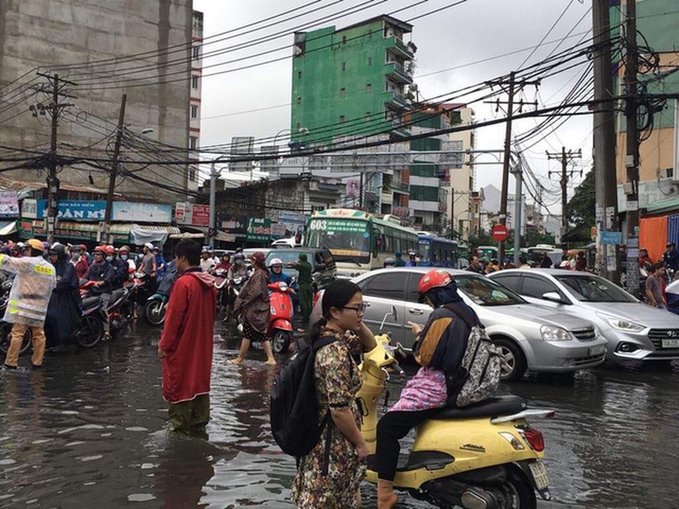 Sáng nay TPHCM nhiều nơi ngập sâu, kẹt xe kinh hoàng - 6 Sáng nay TPHCM nhiều nơi ngập sâu, kẹt xe kinh hoàng - 6