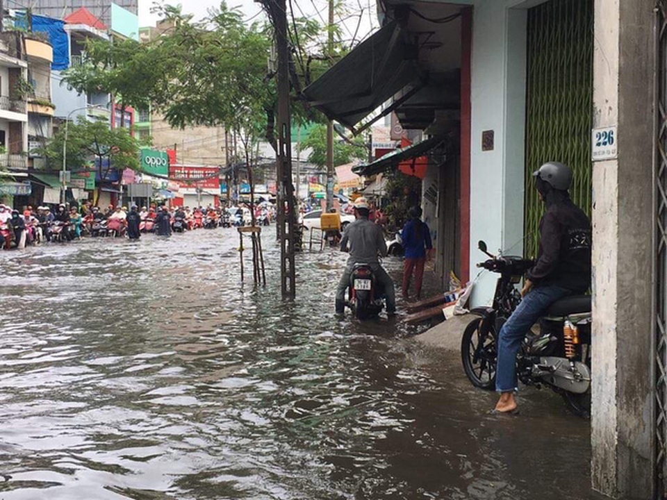 Sáng nay TPHCM nhiều nơi ngập sâu, kẹt xe kinh hoàng - 2 Nước ngập mênh mông