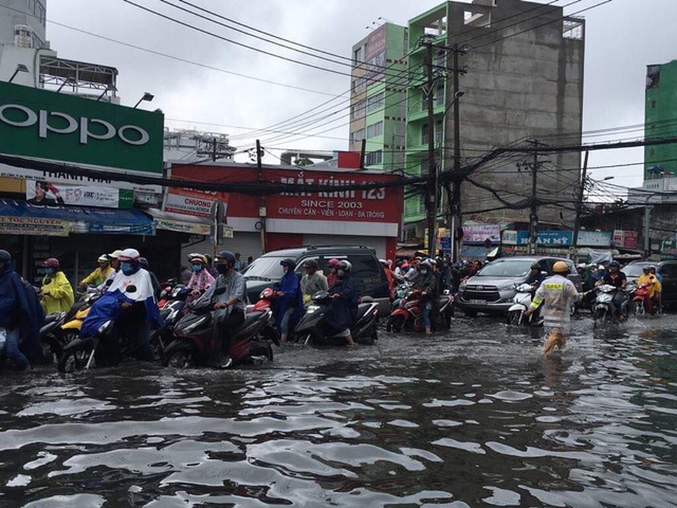 Sáng nay TPHCM nhiều nơi ngập sâu, kẹt xe kinh hoàng - 4 Sáng nay TPHCM nhiều nơi ngập sâu, kẹt xe kinh hoàng - 4