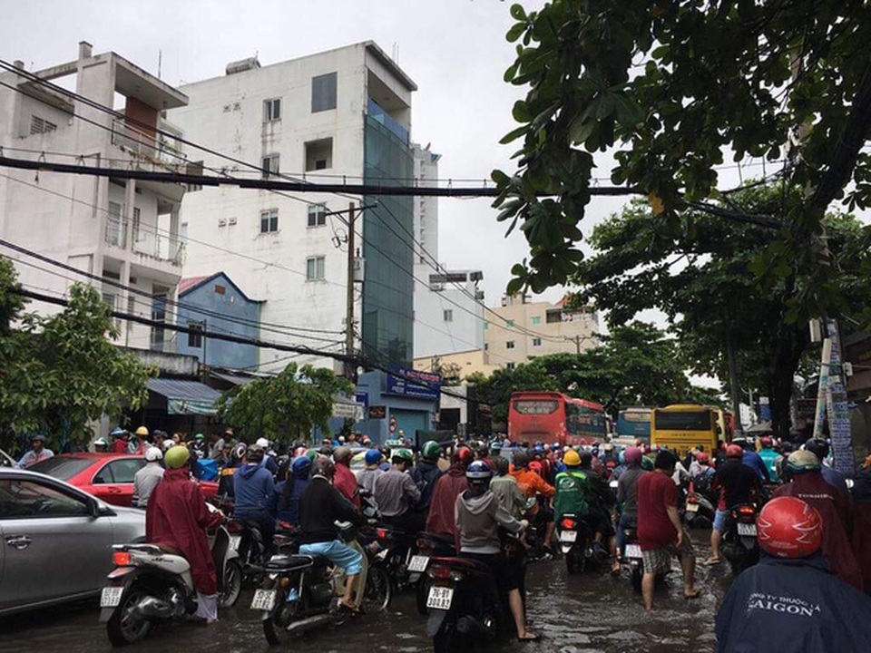 Sáng nay TPHCM nhiều nơi ngập sâu, kẹt xe kinh hoàng - 5 Sáng nay TPHCM nhiều nơi ngập sâu, kẹt xe kinh hoàng - 5