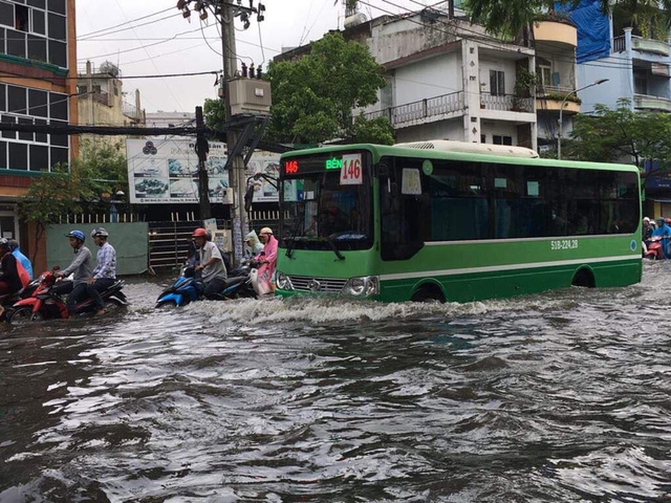 Sáng nay TPHCM nhiều nơi ngập sâu, kẹt xe kinh hoàng - 3 Sáng nay TPHCM nhiều nơi ngập sâu, kẹt xe kinh hoàng - 3