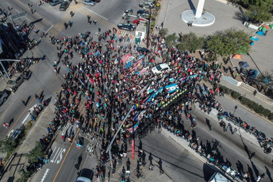 Lo sợ hỗn loạn, Mỹ đóng cửa một phần biên giới với Mexico - 1 Dòng người di cư Trung Mỹ ở thành phố Tijuana, Mexico hướng về phía biên giới Mỹ ngày 25/11 (Ảnh: EPA)