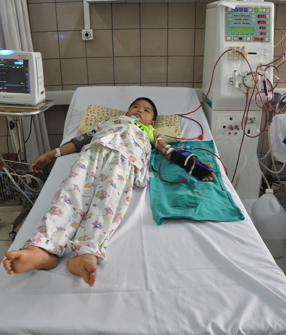 Tuần đã 17 tuổi nhưng em mang thân hình của 1 học sinh tiểu học với 20 kg, cao 1,2m.